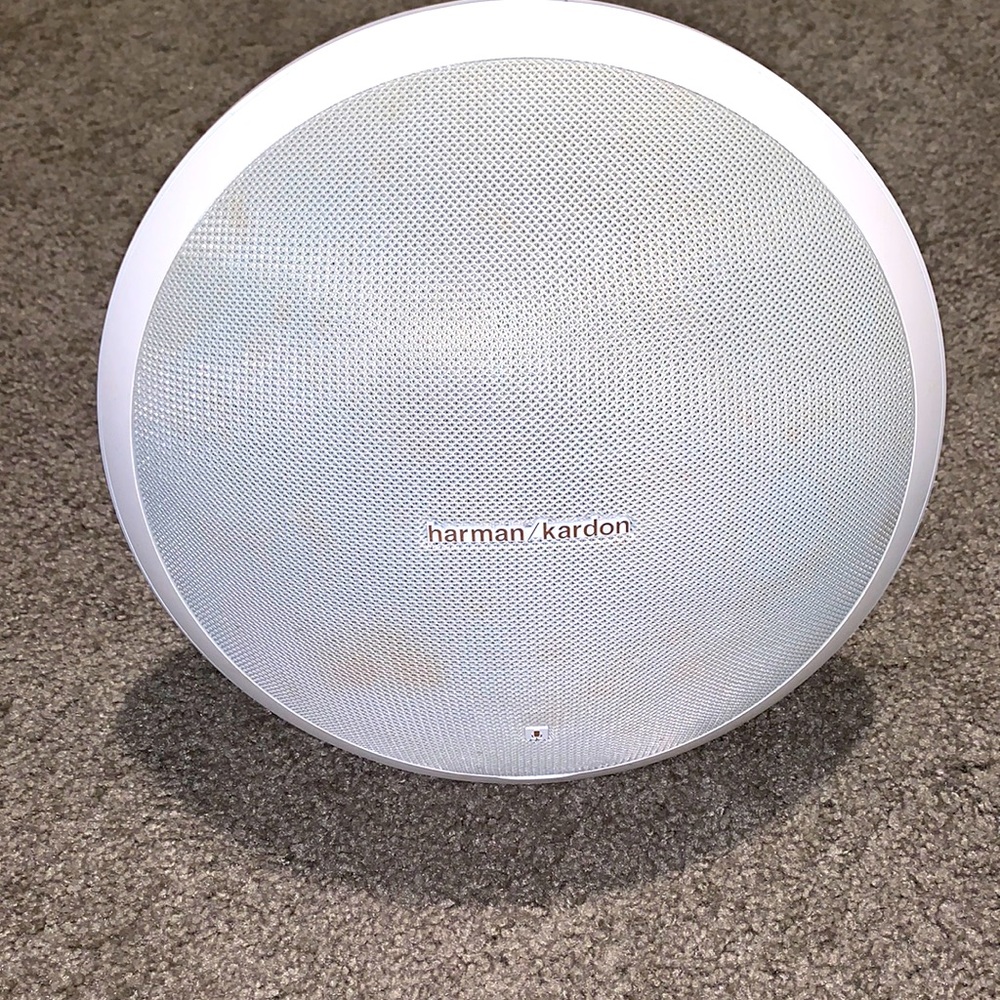 White Harman /Kardon Bluetooth speaker